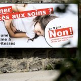 Une affiche du comite contre a une medecine a deux vitesses invite a voter non a l'initiative populaire